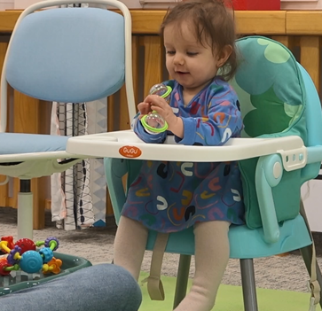 Badanie w laboratorium - zabawa z grzechotką